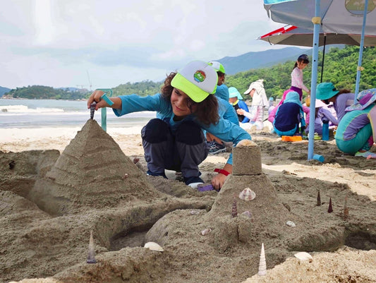 kids learning stem in sand